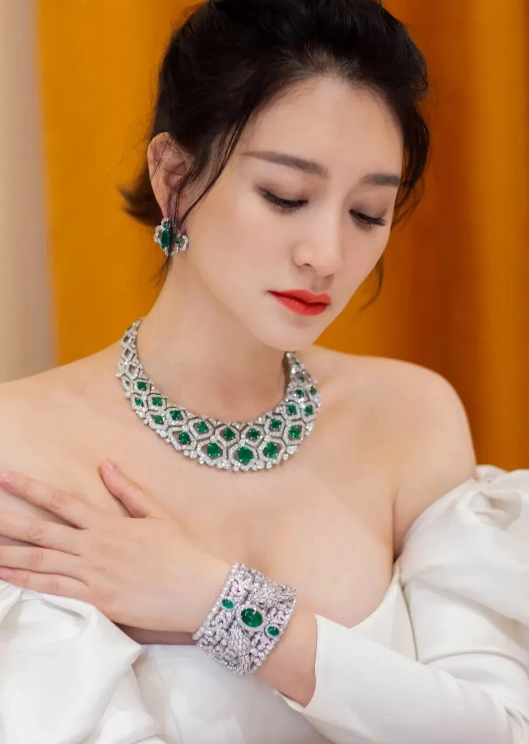 李小冉｜深V性感，风韵犹存