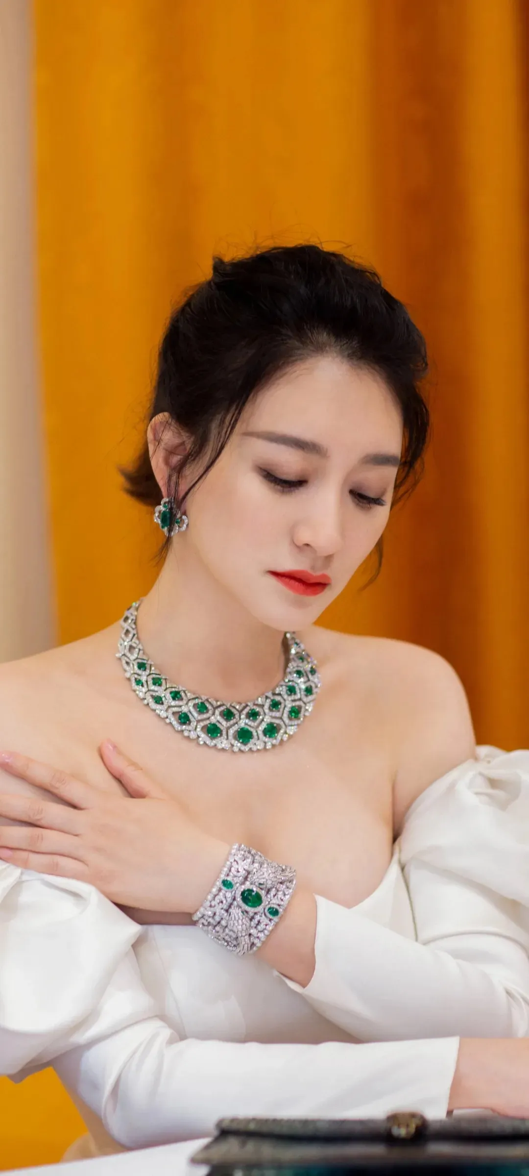 李小冉｜深V性感，风韵犹存