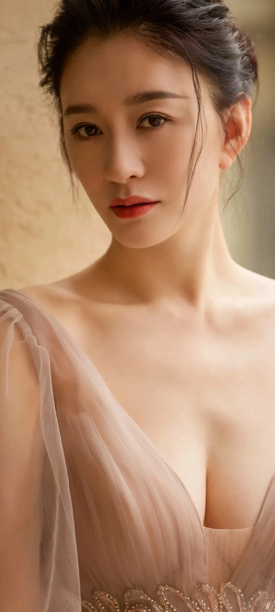 李小冉｜深V性感，风韵犹存