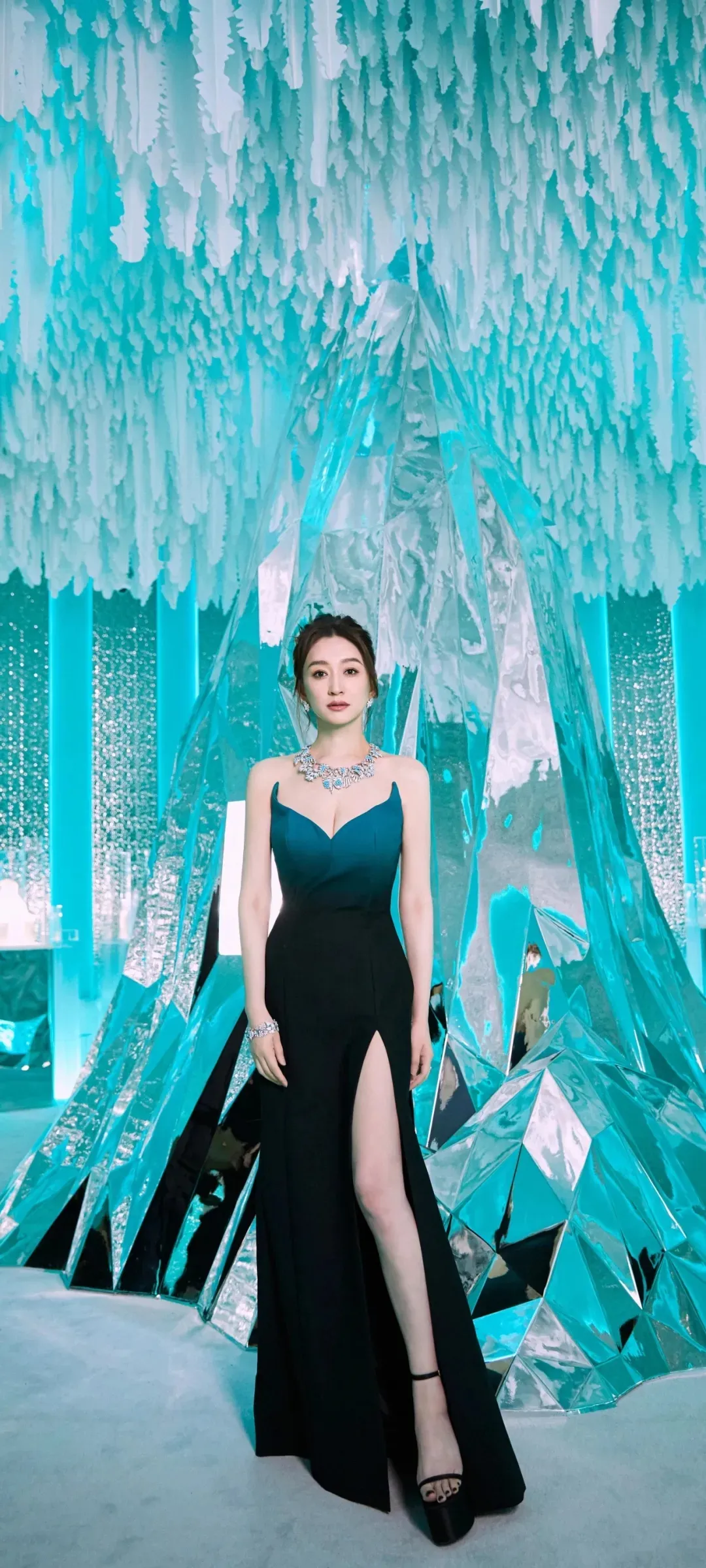 李小冉｜深V性感，风韵犹存