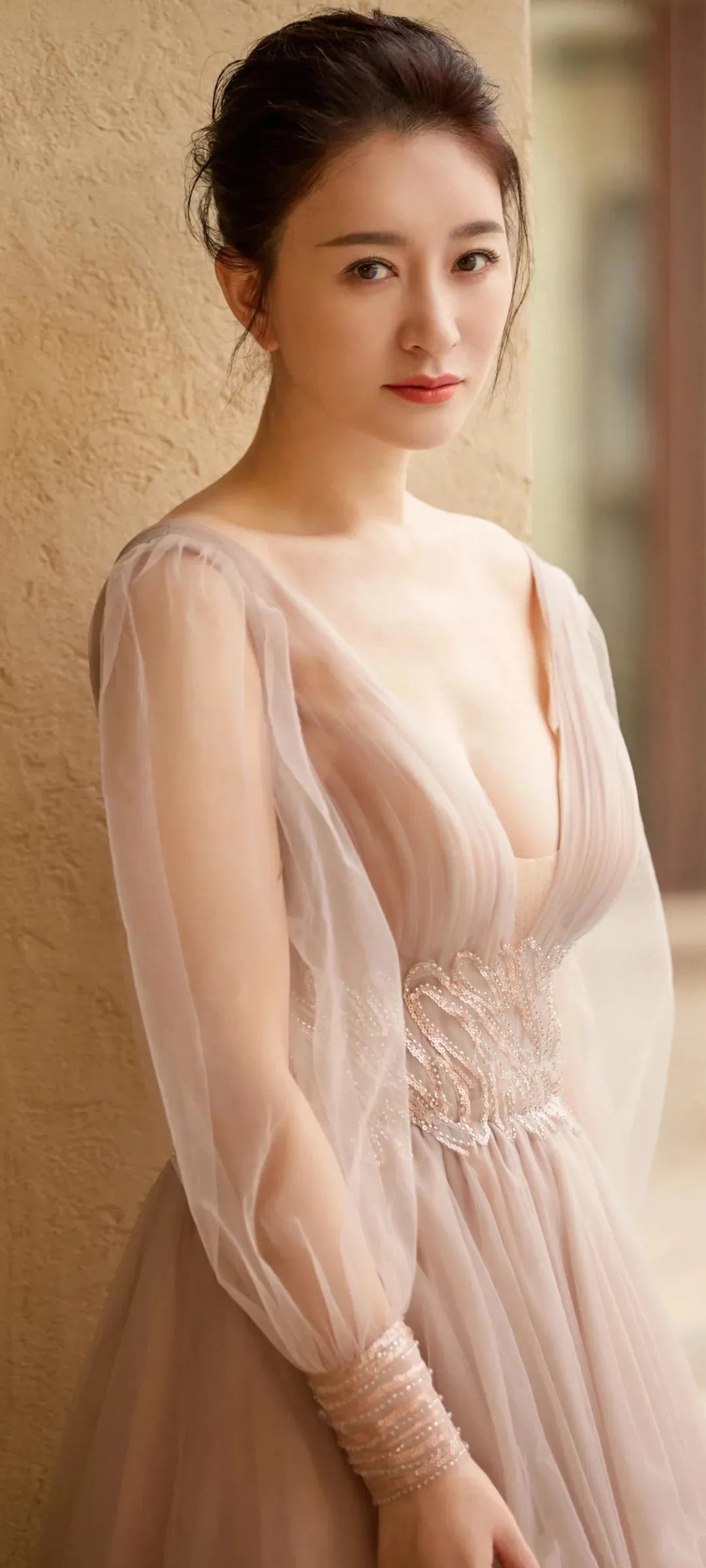 李小冉｜深V性感，风韵犹存