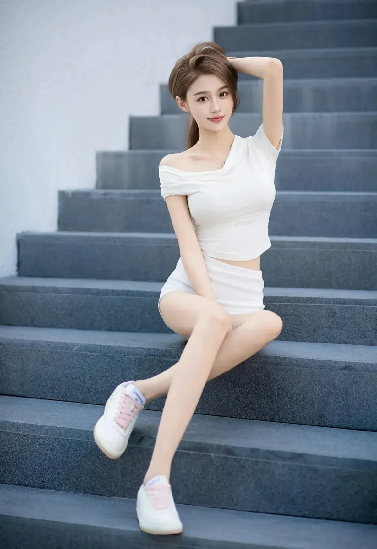 白衣短裙秀，清丽如仙子。