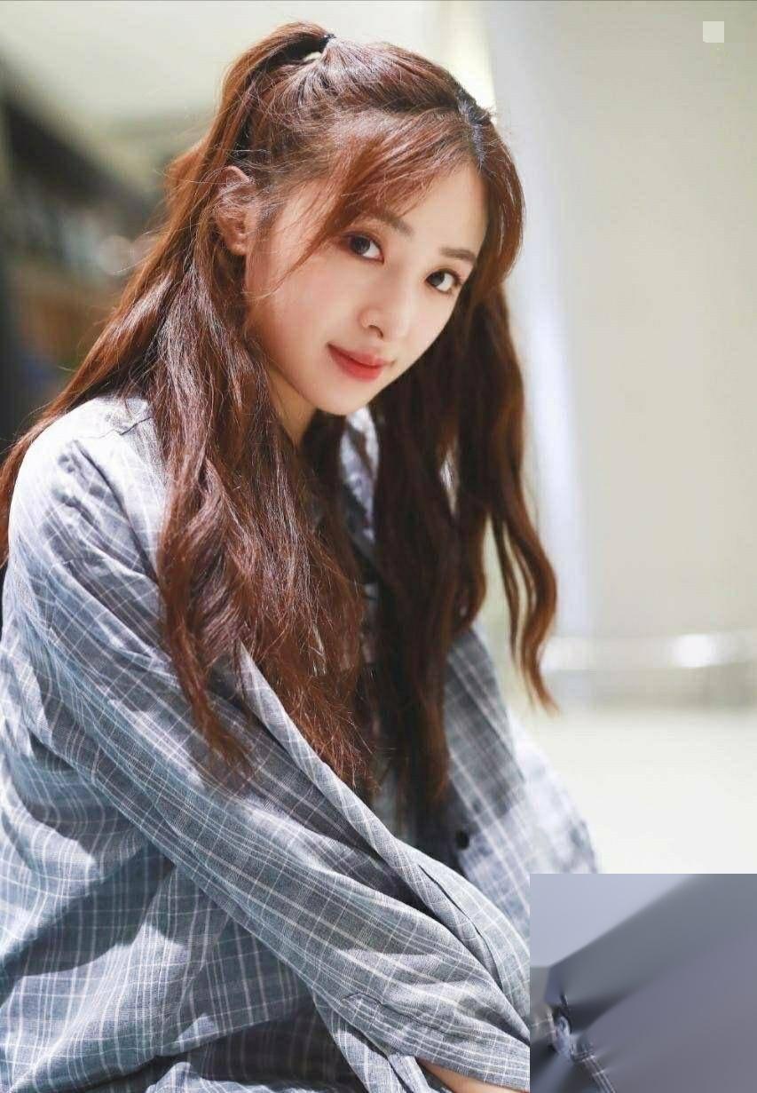 张含韵 ｜ 依旧童颜 身材饱满韵味足