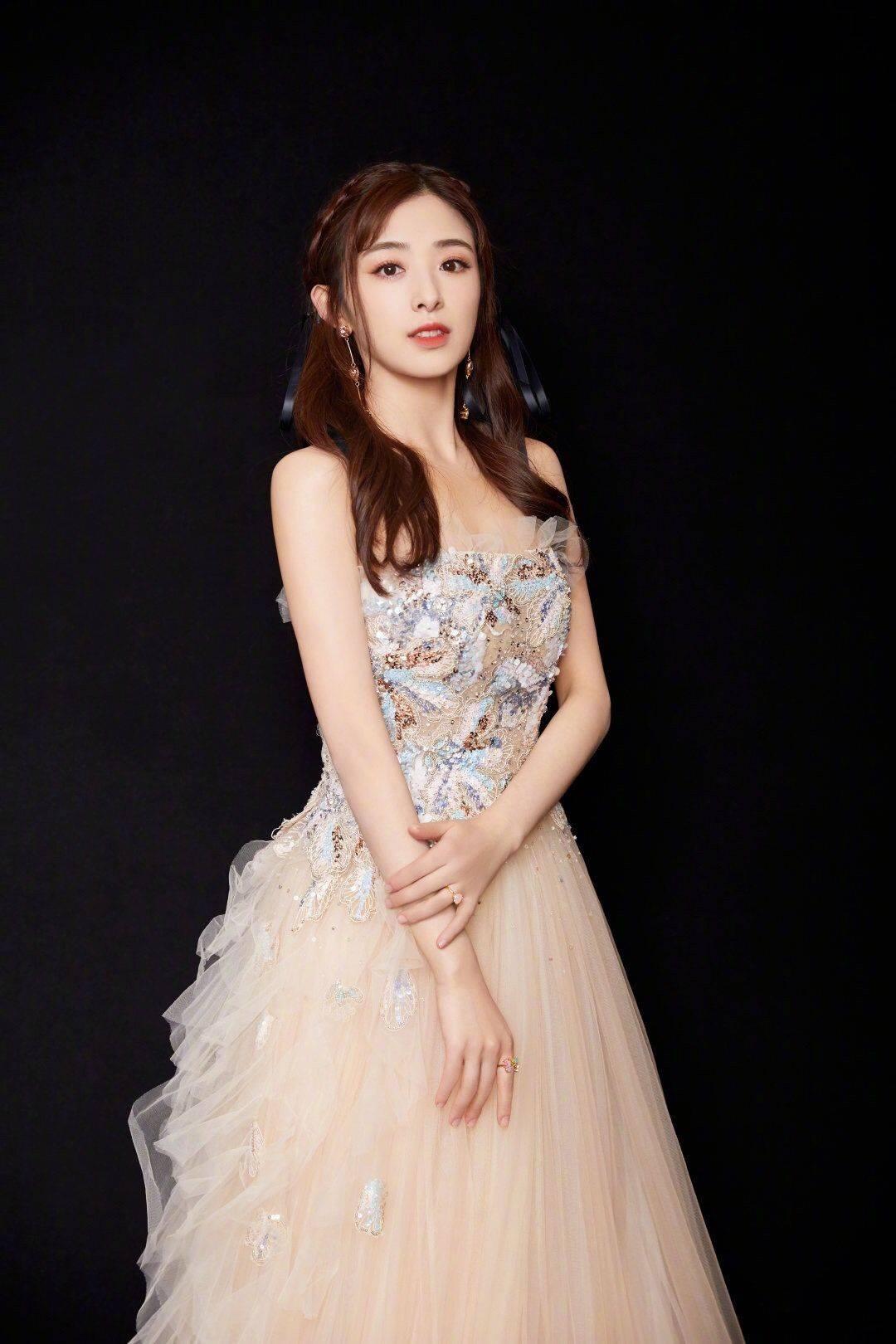 张含韵 ｜ 依旧童颜 身材饱满韵味足