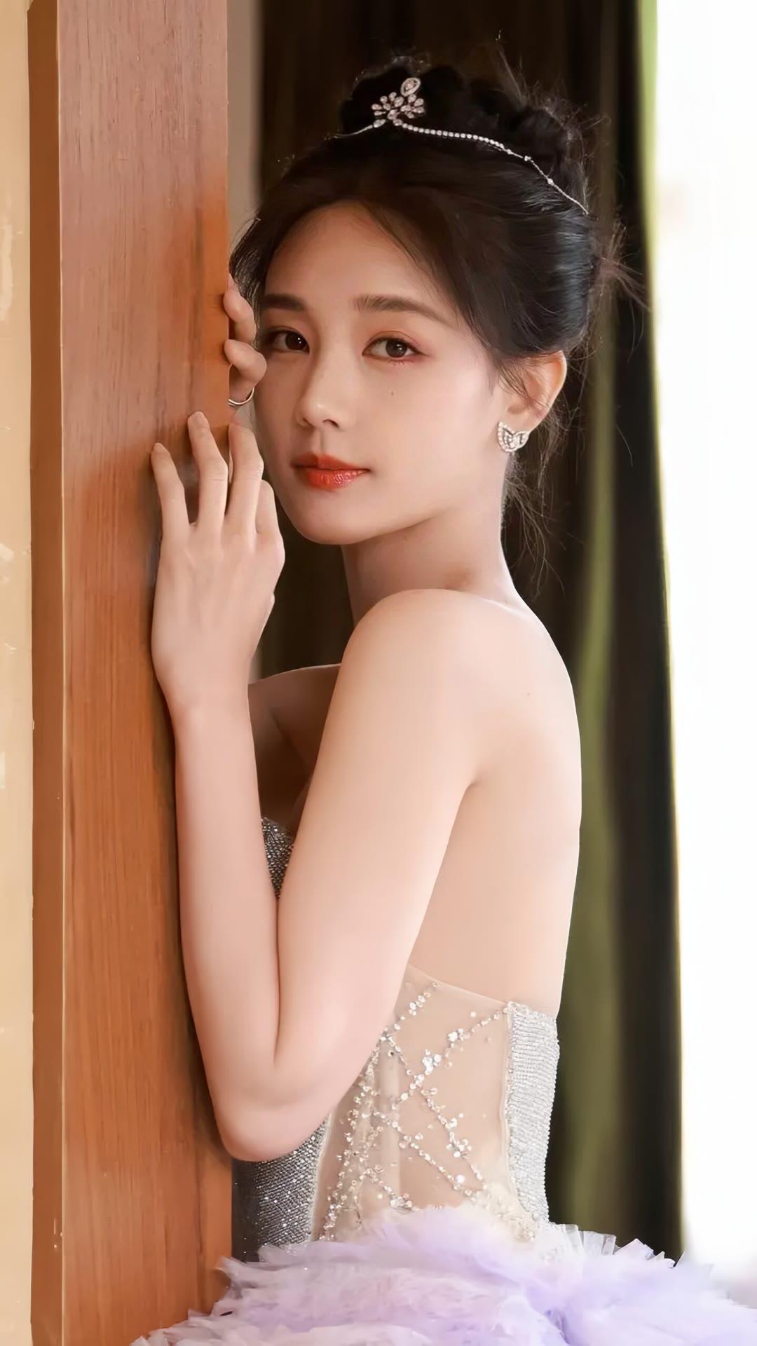 李一桐 ｜ 婀娜身姿 撩人心弦