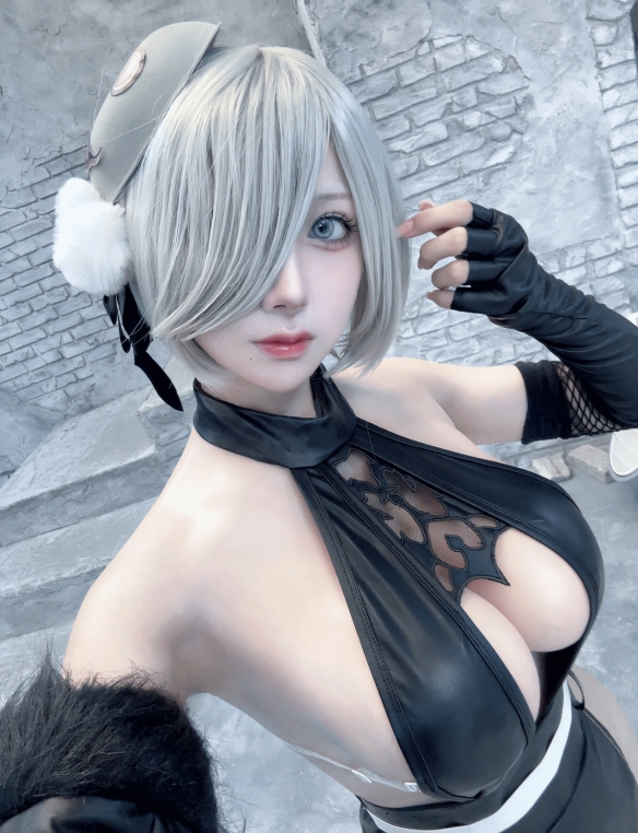 岛国小姐姐COS《尼尔》2B小姐姐 犯规身材太炸裂