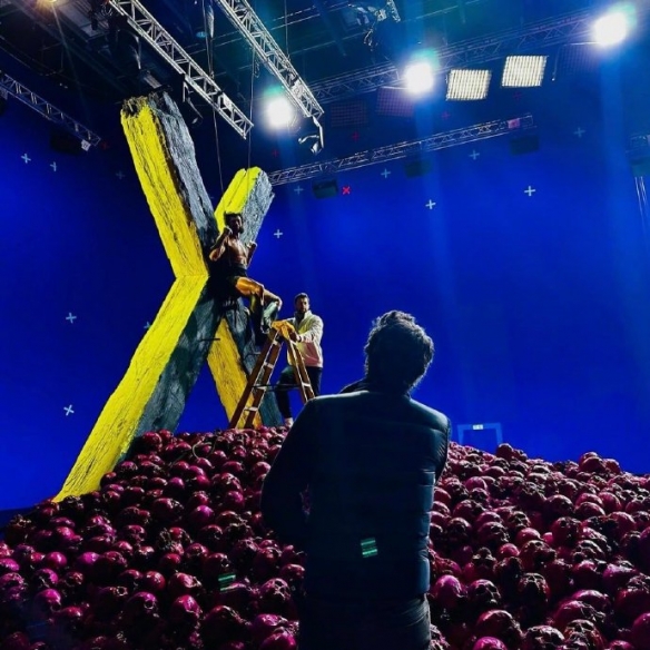 《死侍与金刚狼》曝新幕后照 被钉在十字架上的狼叔