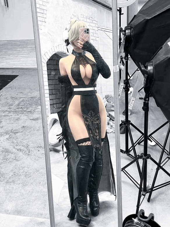 岛国小姐姐COS《尼尔》2B小姐姐 犯规身材太炸裂