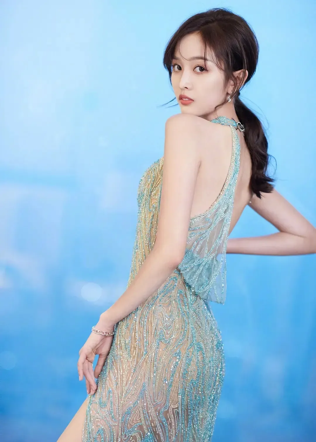 吴宣仪 ｜ 透视纱裙 性感火辣