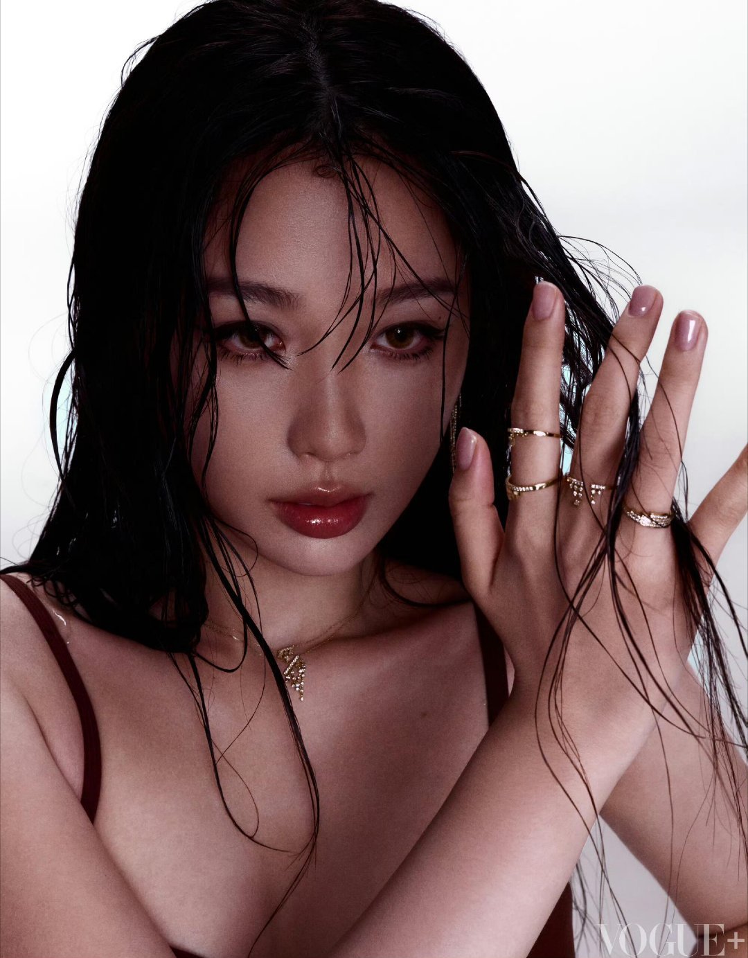 虞书欣｜【VOGUE11月新刊】湿发造型惊艳，眼神中透着杀气