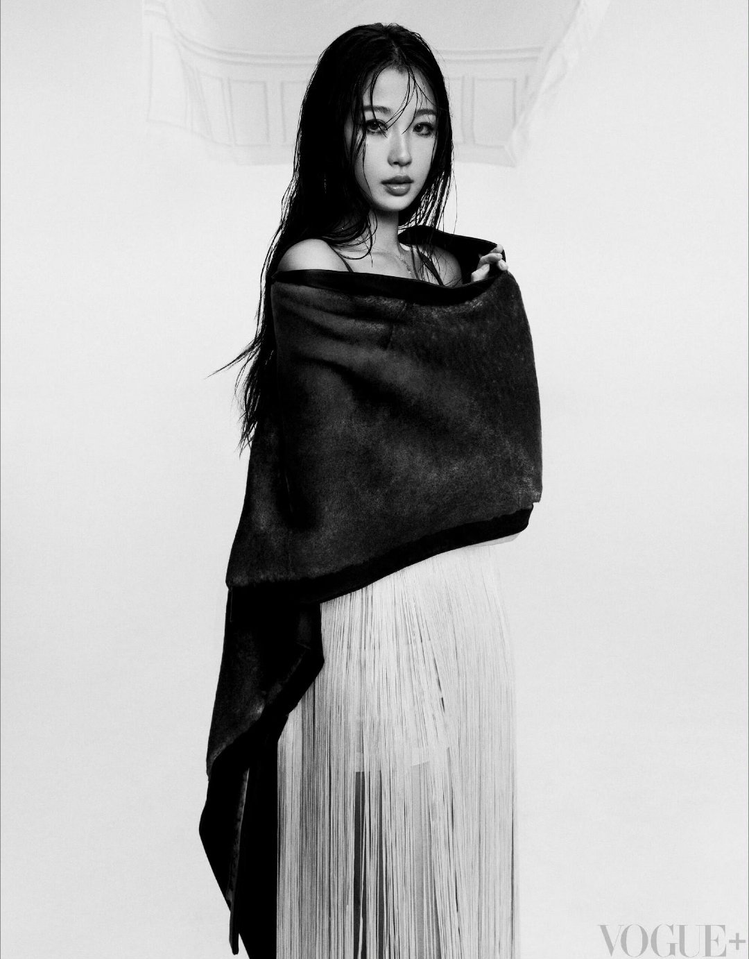 虞书欣｜【VOGUE11月新刊】湿发造型惊艳，眼神中透着杀气