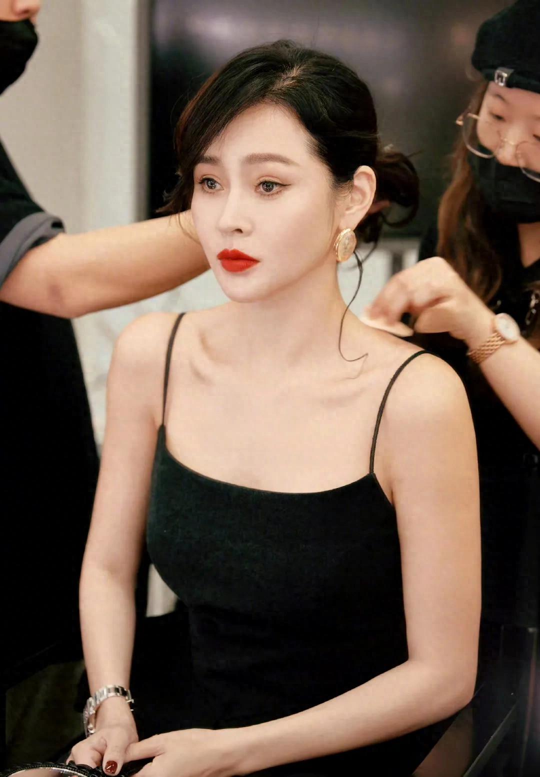 于明加 ｜ 身材火辣，腿又细又长，一点肉肉都没有