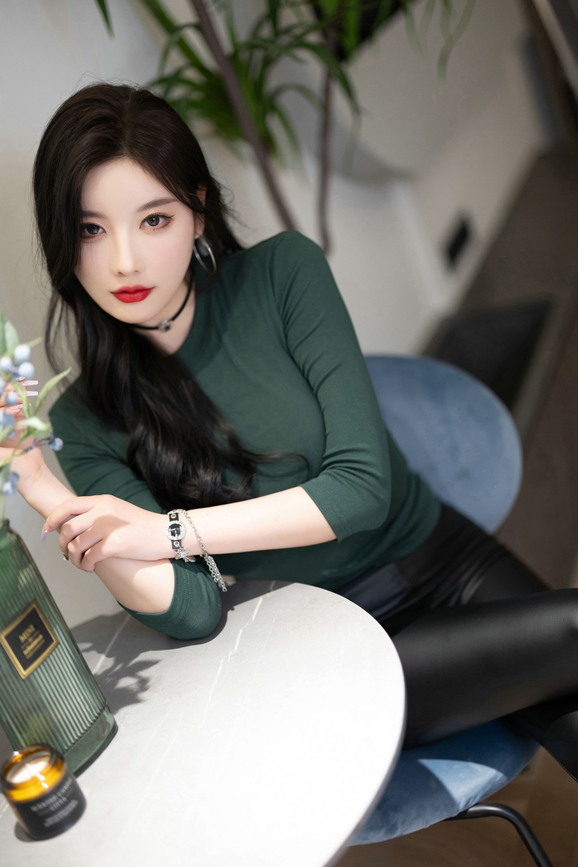 楊晨晨 ｜ 秀人网美模 《 綠意盎然 》