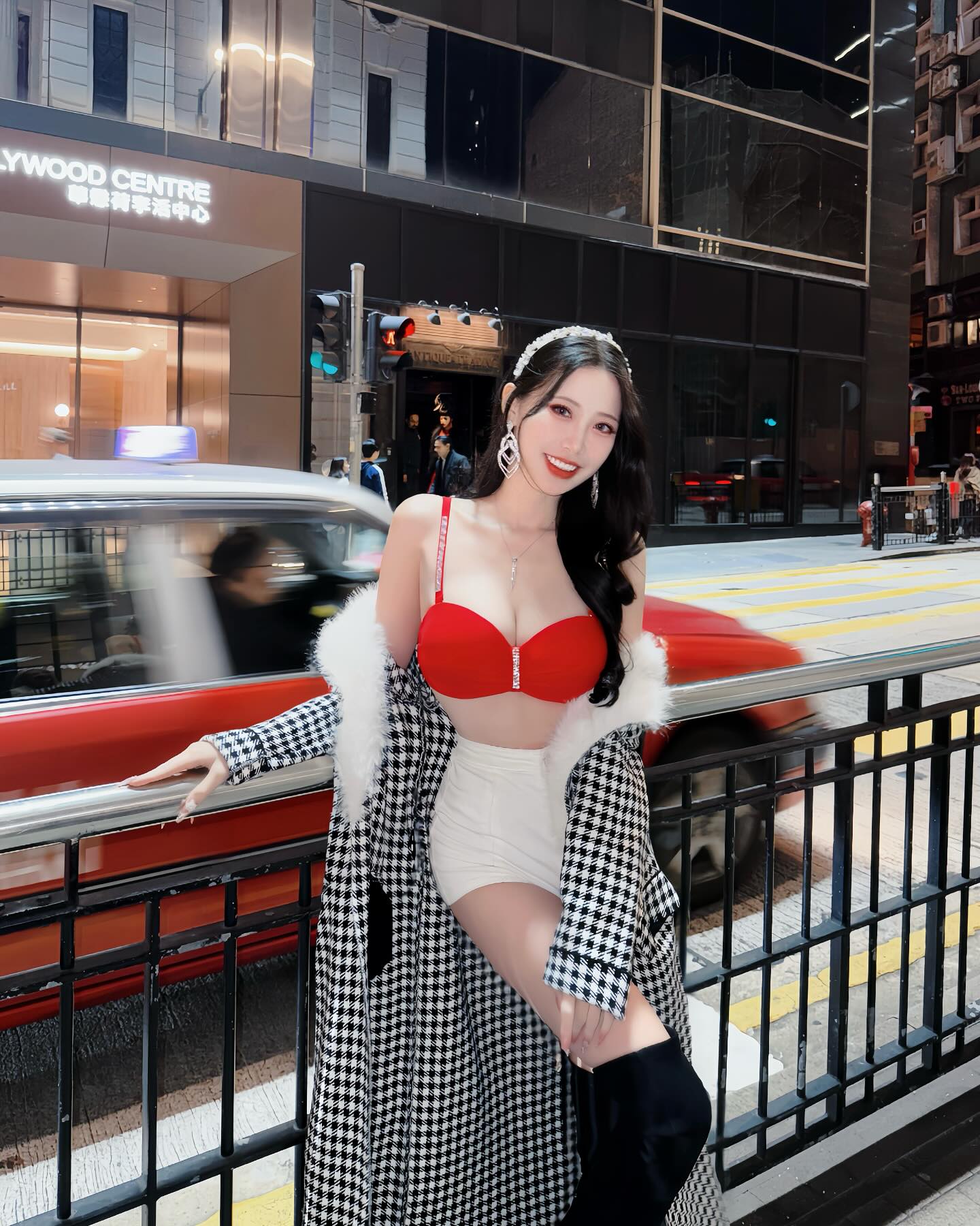 性感小野马《玟妡WenHsin》登上小巨蛋拍辣照，横扫两大奖！