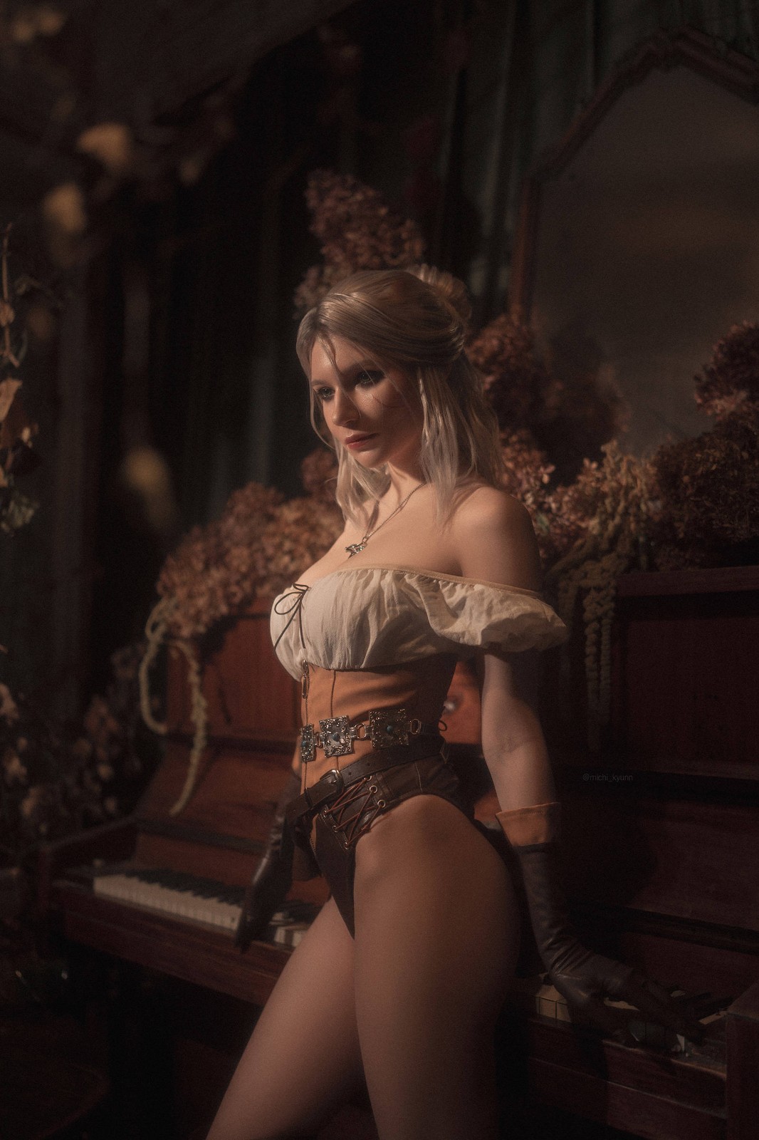 俄罗斯美女Cos《巫师3》希里美图：车灯亮眼 性感非凡