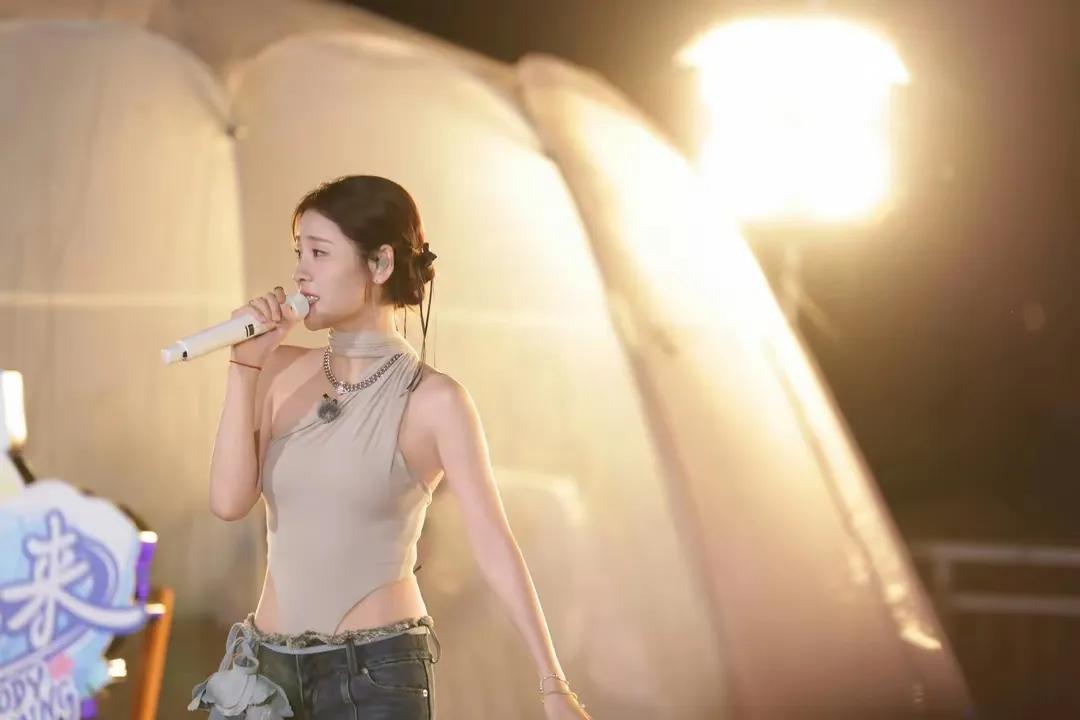 张碧晨 ｜ 娇小的身材 大胆的穿搭