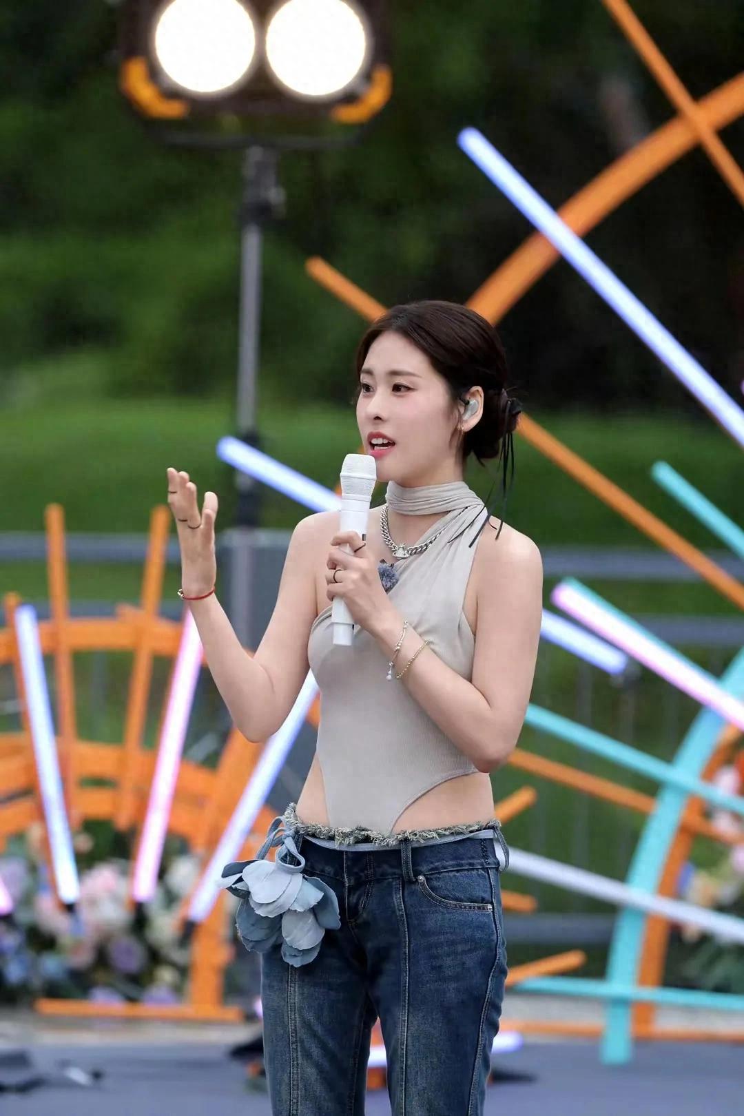 张碧晨 ｜ 娇小的身材 大胆的穿搭